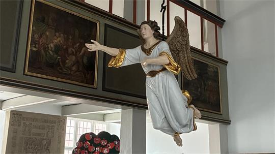 Helfen, trösten, führen und beschützen: Blick auf den neuen Taufengel in der Liebfrauenkirche in Horneburg.