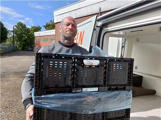 Helfen, wenn es möglich ist. Bei der Stader Tafel packt David B. gerne mit an. Foto: Bisping