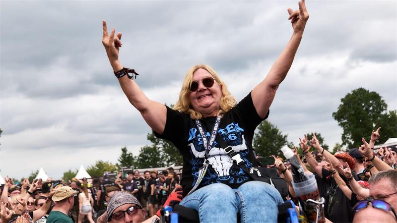 Flugtag in Wacken: Crowdsurfing im Rollstuhl Helfende trugen die Metalfans vor die Bühne.