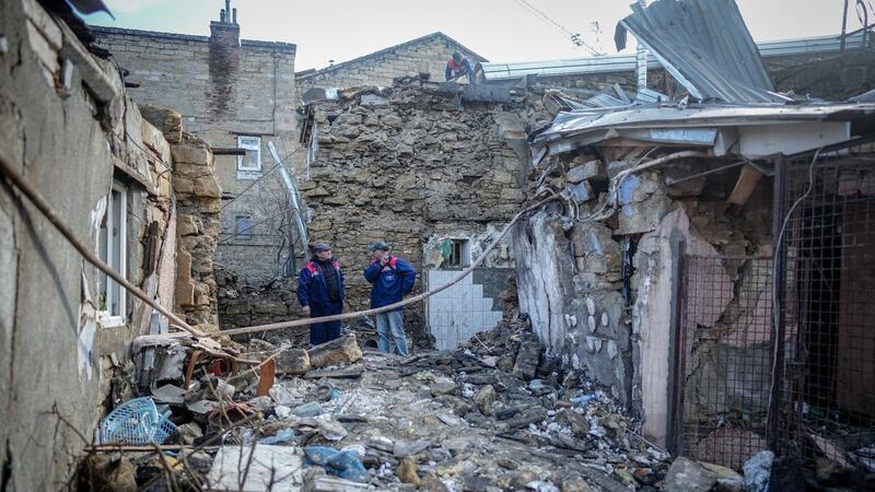 Helfer beseitigen nach einem nächtlichen Drohnenangriff auf Odessa Trümmer.