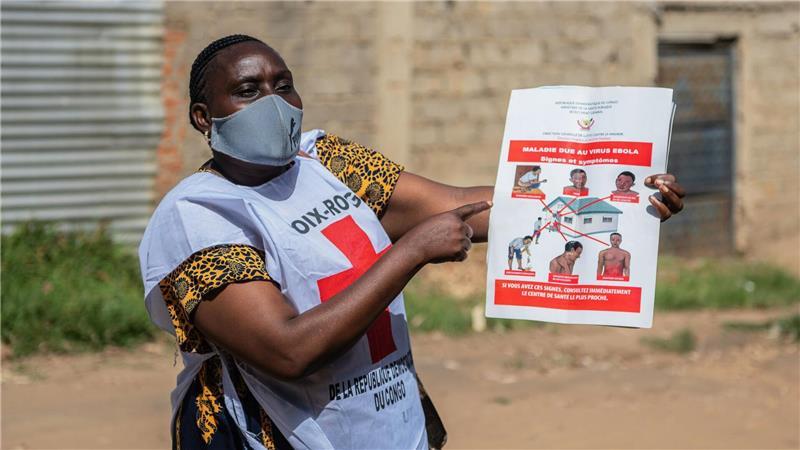 Helfer des Roten Kreuzes betreiben Aufklärung über Ebola - aber zahlreiche Menschen in der betroffenen Region halten die Krankheit für einen Mythos.