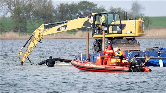 Helfer einer privaten Initiative wollen eine Rinne vom Liegeplatz des gestrandeten Wals zum tiefen Fahrwasser graben. 