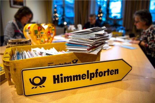 Helfer im Christkindpostamt beantworten die Wunschzettel und Briefe der Kinder an das Weihnachtspostamt. Foto: Sina Schuldt/dpa