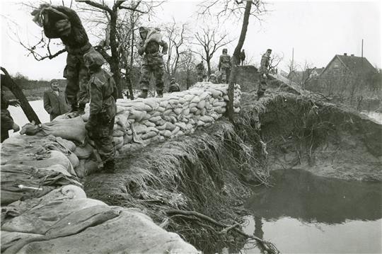 Helfer in der Not: Soldaten der Bundeswehr stapeln Sandsäcke nach einem Deichbruch an der Lühe. Fotos: Altländer Archiv/Jebramek