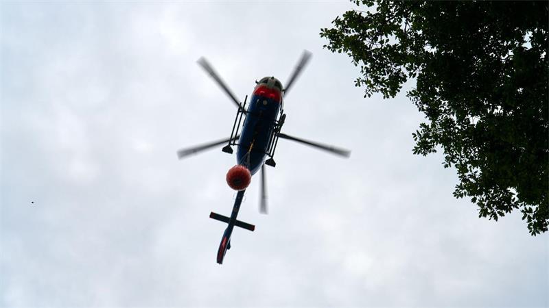 Waldbrand im Westerwald: Feuerwehr verhindert Übergreifen Helfer kamen auch aus angrenzenden Regionen.