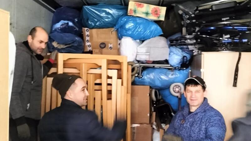 Helfer packten Ende Februar in Nindorf einen Lkw mit Hilfslieferungen für die Ukraine.
