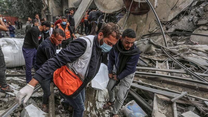 Berichte: Geisel-Freilassung nach Israel nicht vor Freitag Helfer suchen nach einem israelischen Luftangriff in einem zerstörten Haus in Rafah nach Überlebenden.