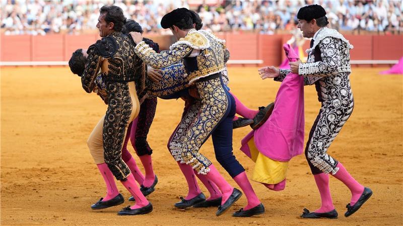 Helfer tragen den schwer verletzten Torero Morante de la Puebla aus der Stierkampfarena.