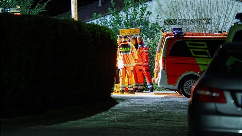 Drei junge Männer tot - Kohlenmonoxidvergiftung vermutet Helfer und ein Notarzt stehen in einer Kleingartenanlage in Wuppertal. Sie können nicht mehr helfen.