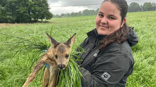 Helferin Lena Tsilikis mit einem geretteten Rehkitz.