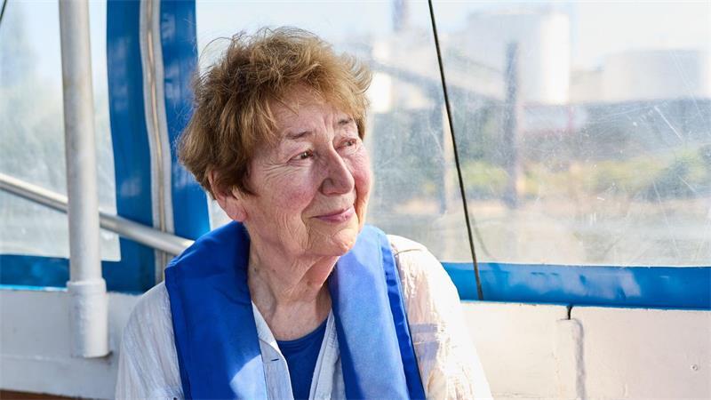 „Flusi“: In Hamburg liegt Deutschlands größte schwimmende Kirche vor Anker Helga Janssen ist eine der fünf ehrenamtlichen Seelsorgerinnen, die regelmäßig zu den Binnenschiffern im Hamburger Hafen fahren und mit ihnen sprechen.