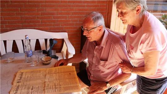 Helga und Folkert Steinfeldt studieren gemeinsam die 112 Jahre alten Schlagzeilen.