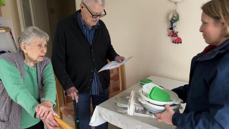 Ende einer Gaststätte mit Herz: Inges Klönstuv in Himmelpforten schließt Helga und Hans-Heinrich Heinsohn im Gespräch mit Nadine Hansen.