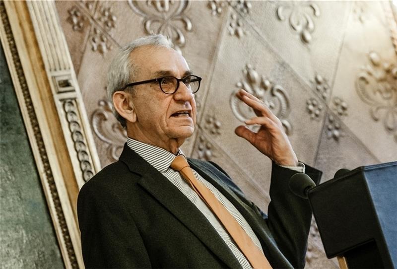 Helge Adolphsen, langjähriger Hauptpastor von St. Michaelis, hält in Buxtehude einen Vortrag zum Thema „Gemeinsam statt einsam“ im VHS-Haus in Buxtehude. Foto: Markus Scholz/dpa