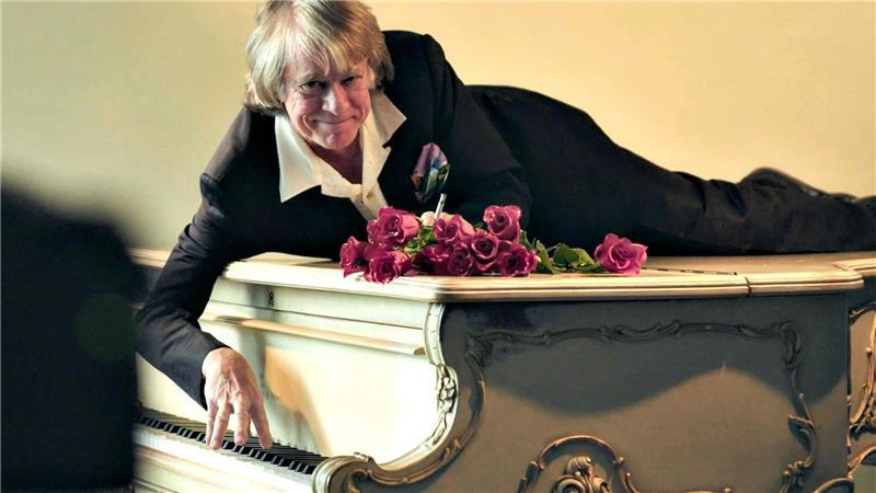 Helge Schneider ist „The Klimperclown“ Helge Schneider liegt auf einem Klavier in einer Szene des Films „Helge Schneider - The Klimperclown“, der nun in der Mediathek zu sehen ist und am Mittwoch, 20.8., im Ersten gezeigt wird.