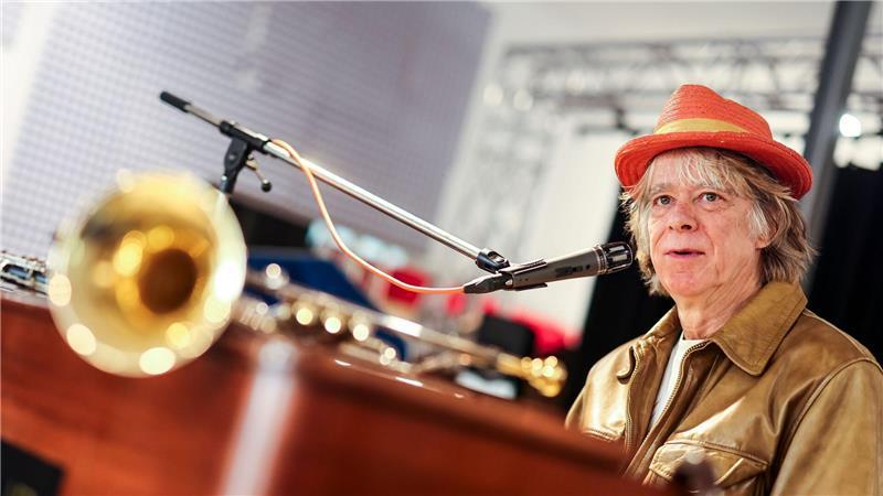 Helge Schneider wird 70 - und macht weiter Quatsch und Musik Helge Schneider spielt eine ganze Reihe von Instrumenten. (Archivbild)