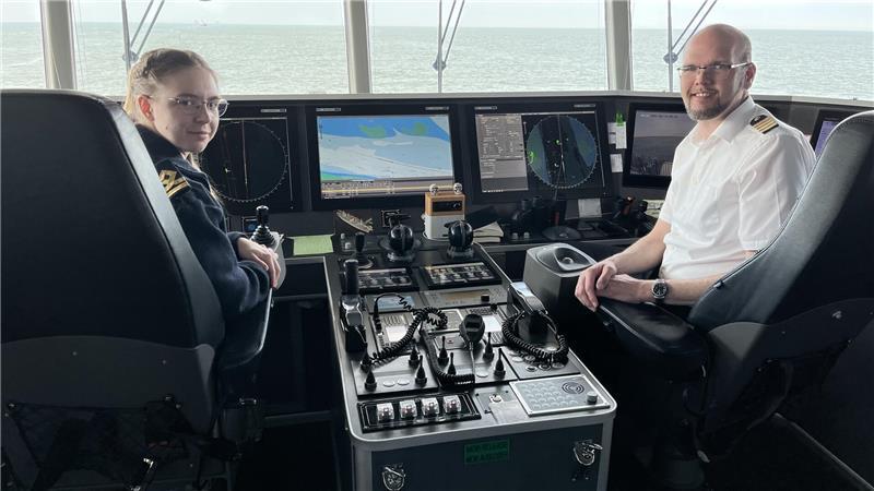 Saisonstart in Helgoland: Vier Premieren und ein Schreckmoment Helgoland Saisonauftakt mit dem Katamaran "Halunder Jet": Kinga Zochowska fährt zum ersten Mal nach Helgoland, Kapitän Boris Dahlke ist seit 18 Jahren bei FRS.
