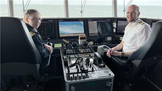 Helgoland Saisonauftakt mit dem Katamaran "Halunder Jet": Kinga Zochowska fährt zum ersten Mal nach Helgoland, Kapitän Boris Dahlke ist seit 18 Jahren bei FRS.