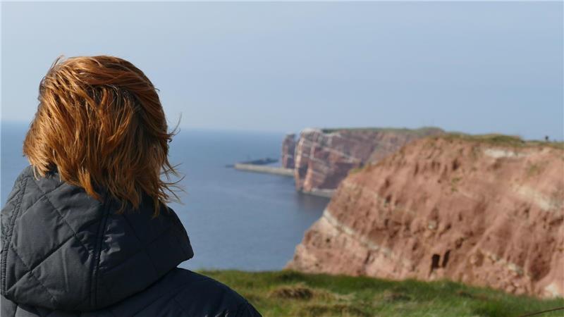 Saisonstart in Helgoland: Vier Premieren und ein Schreckmoment Helgoland Saisonauftakt mit dem Katamaran "Halunder Jet": Blick auf die Felsen und die Lange Anna.