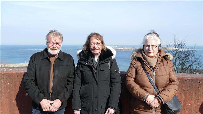 Saisonstart in Helgoland: Vier Premieren und ein Schreckmoment Helgoland Saisonauftakt mit dem Katamaran "Halunder Jet": Peter Gieseke, Astrid Lindemann und Gabriele Ramftel freuen sich über das schöne Wetter bei ihrem Tagesausflug von Cuxhaven aus.
