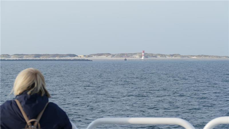 Saisonstart in Helgoland: Vier Premieren und ein Schreckmoment Helgoland Saisonauftakt mit dem Katamaran „Halunder Jet“: Blick auf die Düne bei der Abfahrt.