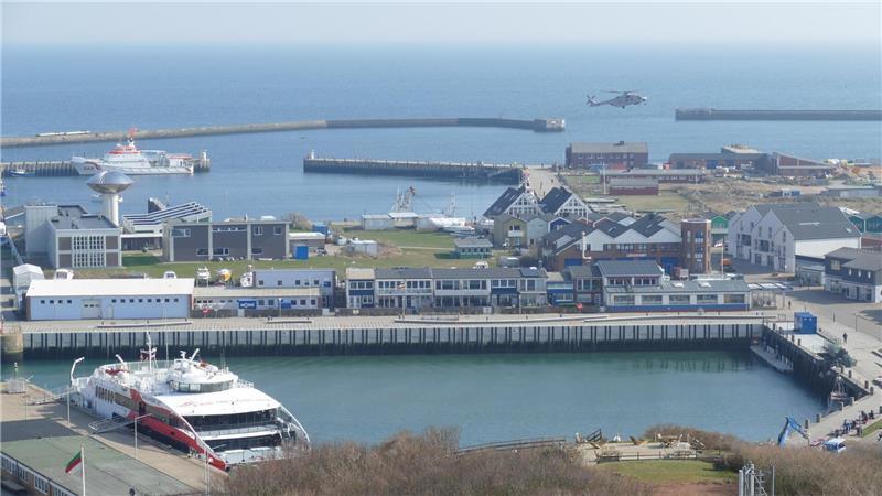 Saisonstart in Helgoland: Vier Premieren und ein Schreckmoment Helgoland Saisonauftakt mit dem Katamaran "Halunder Jet": Der Halunder Jet im Hafen.