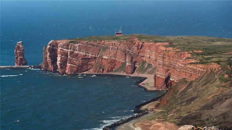 Helgoland erneut Urlaubs-Hit Helgoland zog im vergangenen Jahr knapp 302.000 Tages- und Übernachtungsgäste an (Archivbild).