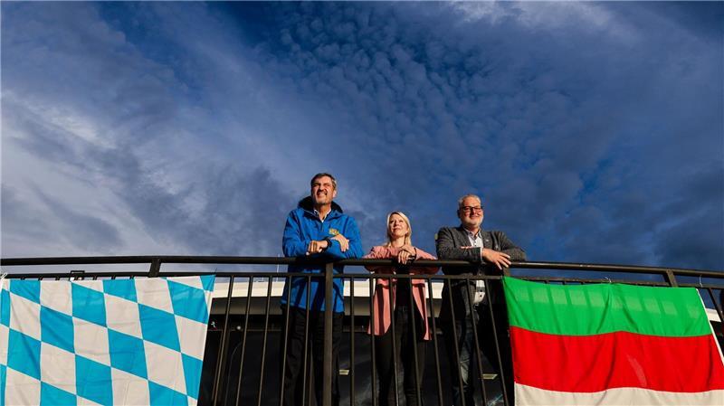 Söder auf Reisen - Ein Bayer auf Helgoland Helgolands Bürgermeister Thorsen Pollmann (parteilos) und Tourismusdirektorin Katharina Schlicht (m) haben CSU-Chef Markus Söder nach Helgoland eingeladen.