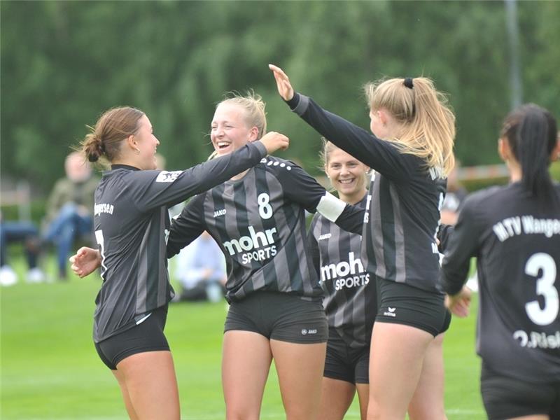 Wangersen bleibt erstklassig – Saisonabschied unter erschwerten Bedingungen Helke Meyer, Vivien Werner, Janina von der Lieth und Monja Schlichting (von links) bejubeln den souveränen Sieg im letzten Saisonspiel gegen Ahlhorn. Fotos: Scholz