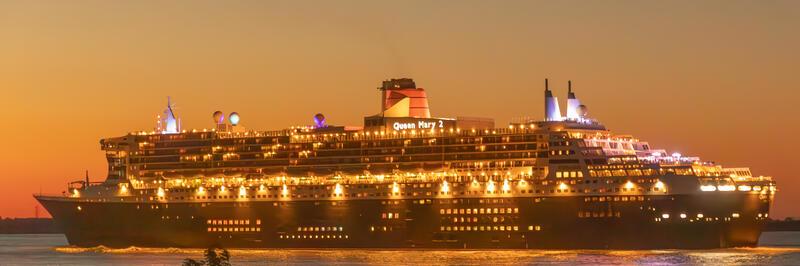 „Queen Mary 2“ auf der Elbe – Schnappschüsse der TAGEBLATT-Leser Hell erleuchtet fuhr der Luxusliner am Dienstagabend über die Elbe.
