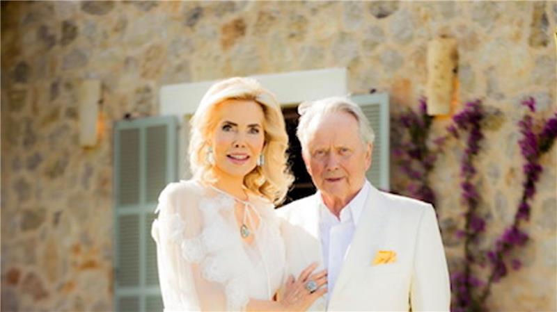 Hell gekleidet feierten die Porsches ihre Hochzeit auf Mallorca. 