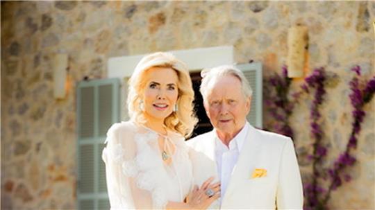 Hell gekleidet feierten die Porsches ihre Hochzeit auf Mallorca. 