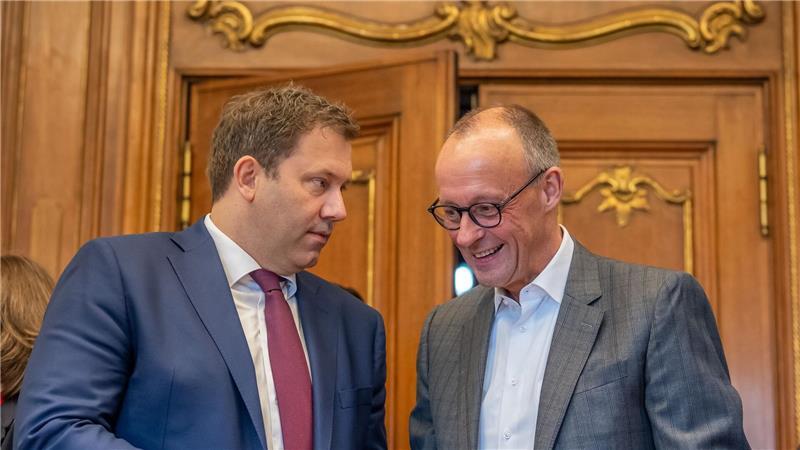 Heller Anzug, keine Krawatte: Der Kanzler überrascht bei der Kabinettsklausur mit neuem Outfit.