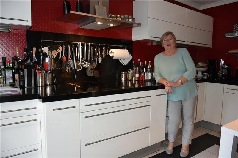 Helma Struckmann in ihrer Profiküche, wo sie gerne Rezepte ausprobiert. Foto: Felsch