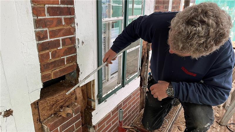 Helmcke-Zimmerer Jörg Blech zeigt auf das geschädigte Holz.