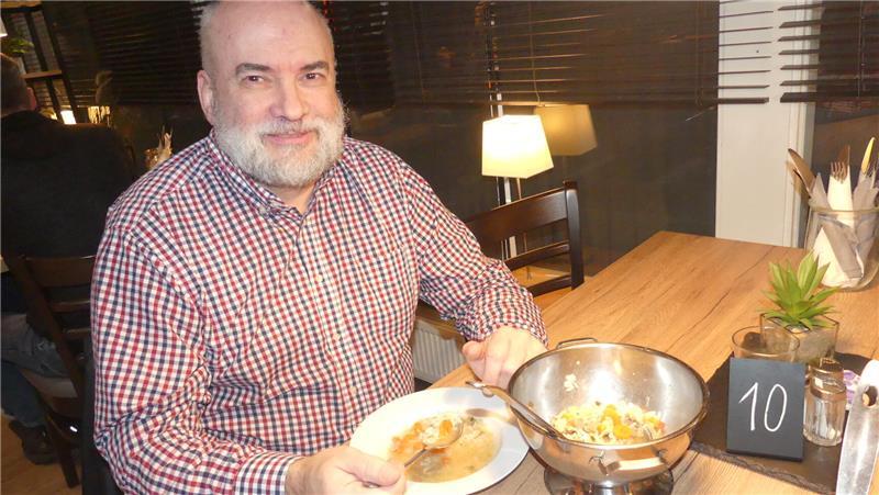 Helmfried Decker aus Krautsand kommt seit 15 Jahren mehrmals wöchentlich zum Essen ins Möller's. Er schätzt die Qualität des bezahlbaren und täglich wechselnden Mittagstischs.