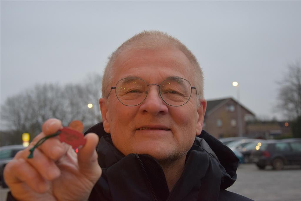 Helmut Behnke aus Horneburg kauft in jedem Jahr Glücksschweine. Einige davon sch...