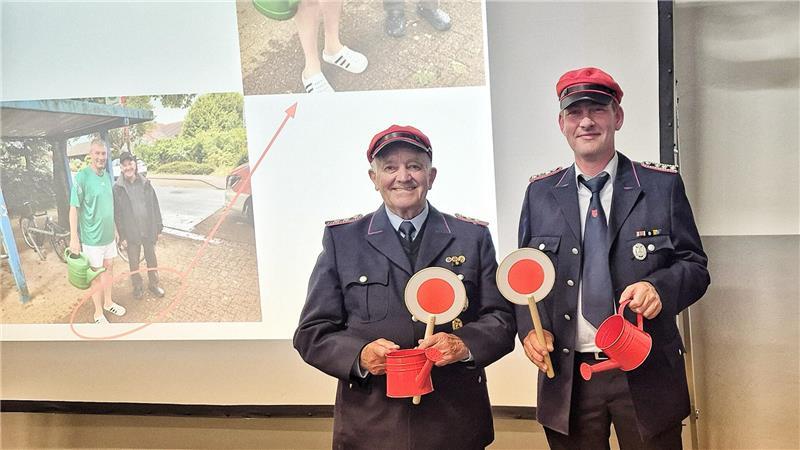 Feuerwehr Apensen: Bewegende Geschichten aus dem Alltag der Retter Helmut Buck (links) und Jörg Dammann.