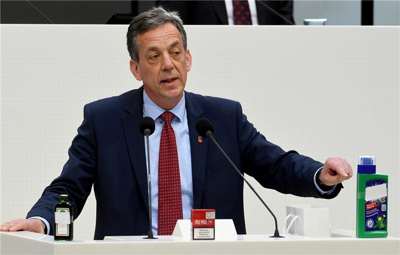 Helmut Dammann-Tamke im Landtag in Hannover. Während seiner Rede zum Thema Glyphosat hatte er eine Flasche Schnaps, eine Zigarettenschachtel und eine Flasche mit Glyphosat auf das Rednerpult gestellt. Ziel war es, zu erklären, dass Alkohol 