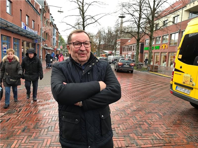 Dieses SPD-Urgestein zeigt weiter klare Kante gegen rechte Kräfte Helmut Knoefel ist 1976 in die SPD eingetreten. Allerdings in der Ära Helmut Schmidt auch mit ausgetreten, weil er sich über die Politik der SPD/FDP-Bundesregierung geärgert hatte. Als Helmut Schmidt die Koalition beendete, trat er wieder e