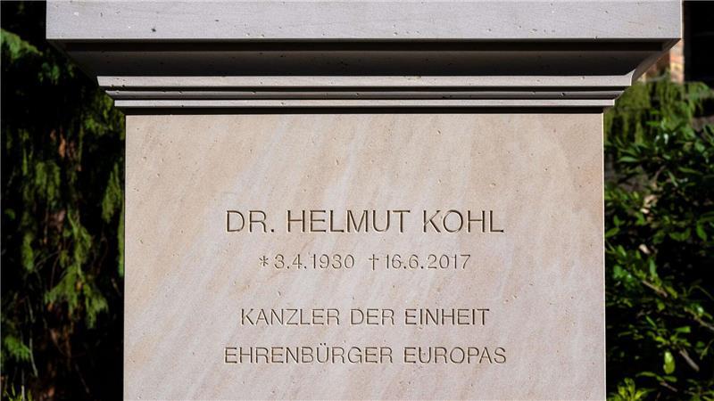 Ein Denkmal im Park: Gestaltung von Helmut-Kohl-Grab beendet Helmut Kohl war am 16. Juni 2017 in Ludwigshafen gestorben und am 1. Juli 2017 in Speyer beigesetzt worden.