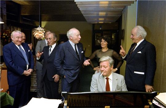 Helmut Schmidt bezeichnete sich selbst stets als einen laienhaften Klavierspieler. Foto: Körber-Archiv
