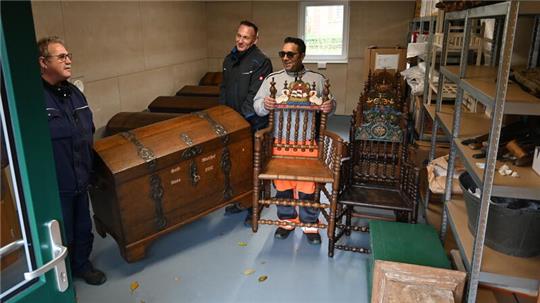 Helmut Siebert, Sven Heitmann und Miljaim Mortezi vom Hausmeister-Team der Samtgemeinde Lühe füllen die Schatzkammer des Museums in Estebrügge (von links).