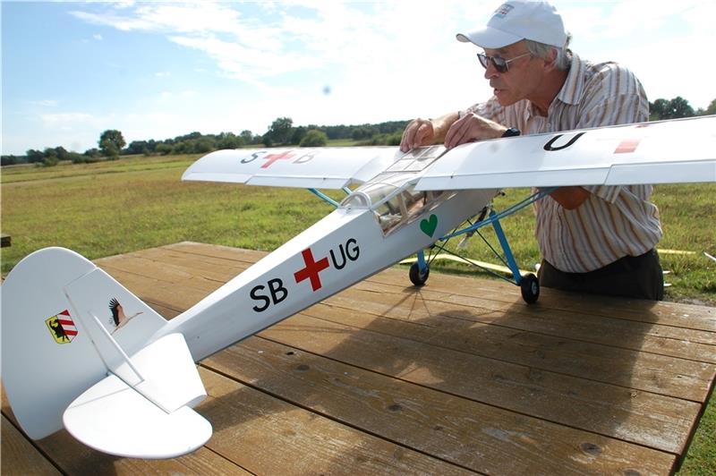In Wiegersen fliegen am Wochenende Modellflugzeuge der Superlative Helmut Werner mit seinem selbstgebauten „Fieseler Storch“