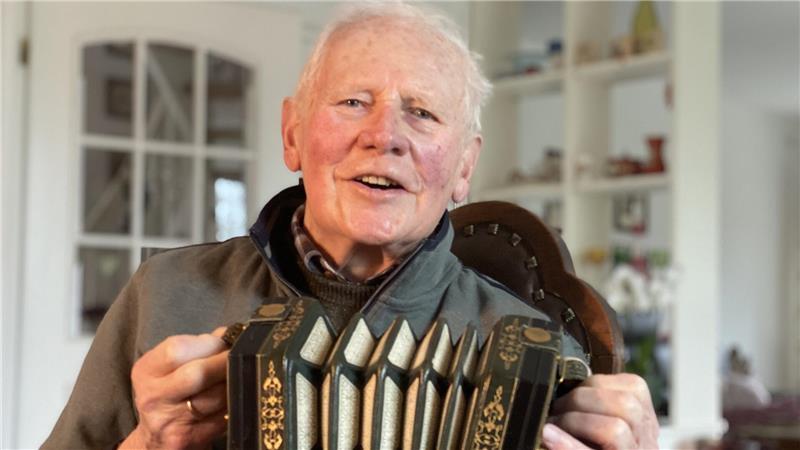 Helmut Wiemann mit dem Lieblingsstück seiner Harmonika-Sammlung: einer englischen Konzertina von Wheatstone.