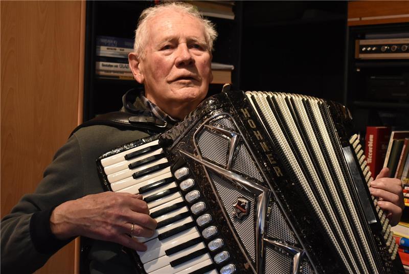 Helmut Wiemanns ganzer Stolz sind die kunstvoll gearbeiteten Bandoneons. Er wünschte sehr, sie auch spielen zu können.