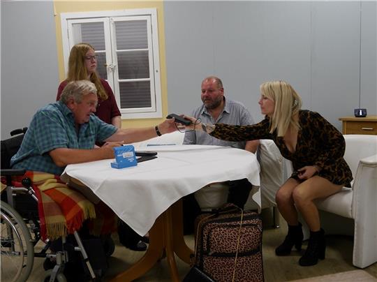 Helmut Wienbarg (von links), Corinna Siemers, Torsten Zühlsdorff, Julita Nowak und Matthias Ehlers von der Düdenbüttler Speeldeel führen in diesem Jahr den Dreiakter „Opa lässt es krachen“ auf. Foto: Umland