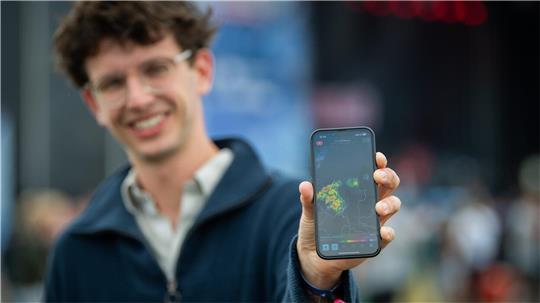 Hendrik Flügel trägt die Mitverantwortung für viele Tausende Festivalisten. Er ist der Deichbrand-Meteorologe.Foto: Arnd Hartmann