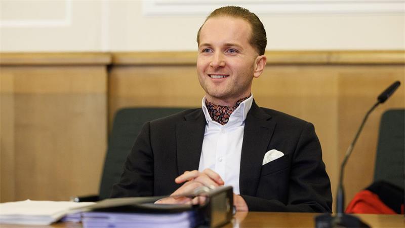Hendrik Holt sitzt in einem Sitzungssaal vom Landgericht. 