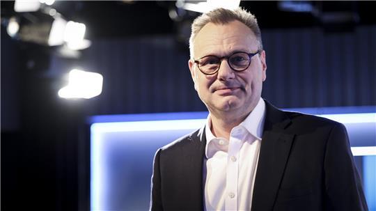 Hendrik Lünenborg, ab 1. September Intendant des Norddeutschen Rundfunks (NDR), in einem Fernsehstudio auf dem Gelände des NDR.